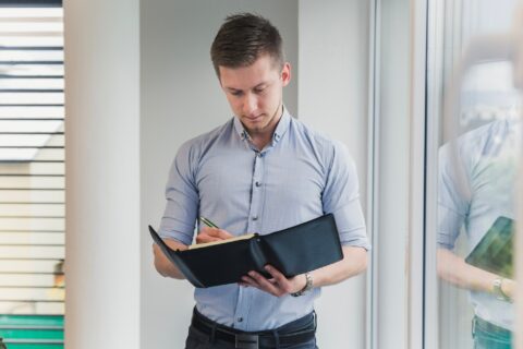 Revisar Póliza Anual: Clave para Mantener un Seguro Seguro y Actualizado