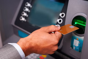 Sacar efectivo con tarjeta: el error que puede salirte muy caro